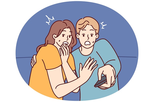 Un hombre y una mujer asustados con un control remoto de televisión se sorprenden después de ver una película de terror.