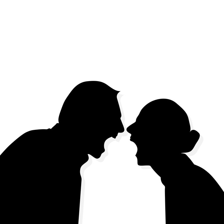 Un hombre y una mujer están gritando y están uno frente al otro.