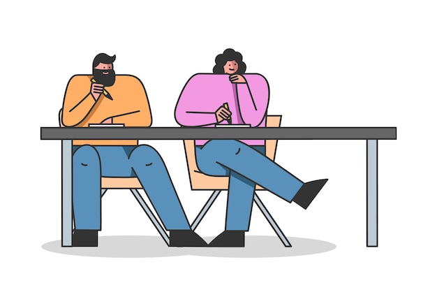 Hombre y mujer están tomando un curso conjunto remoto en línea