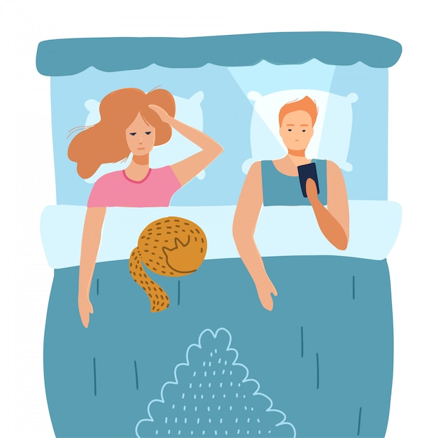 El hombre y la mujer insomnes sufren de insomnio. Pares con los ojos abiertos en la noche de la oscuridad que miente en concepto de la cama. Triste esposo despierto usando un teléfono inteligente, esposa cansada del problema de los sueños. Ilustración plana