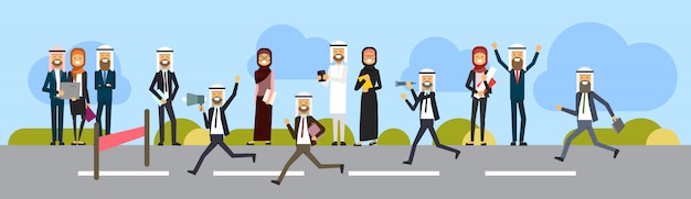 Hombre de negocios árabe que cruza la línea de llegada desgaste traje de oficina líder en carrera cinta posición aislada fondo