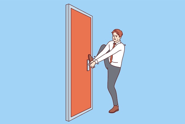 El hombre de negocios persistente está tratando de abrir una puerta cerrada sin darse por vencido y luchando para lograr la meta