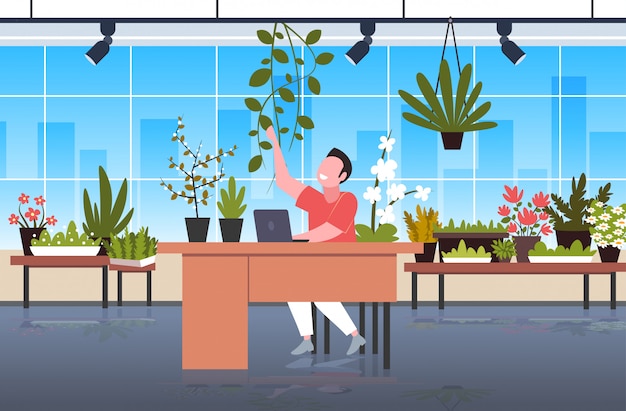 Vector hombre de negocios sentado en un lugar de trabajo cómodo con plantas en macetas ambiente doméstico concepto de oficina verde