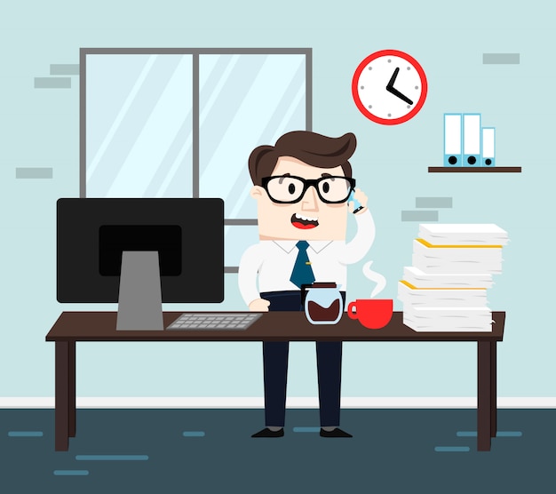 Hombre de oficina trabajando con una computadora, café y papeles