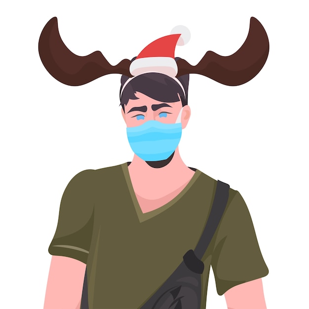 Hombre con sombrero festivo con máscara para prevenir la pandemia de coronavirus año nuevo navidad