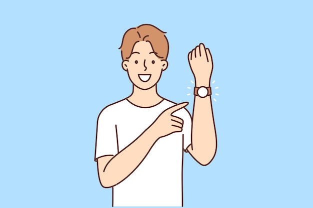 Hombre sonriente apuntando al reloj de pulsera