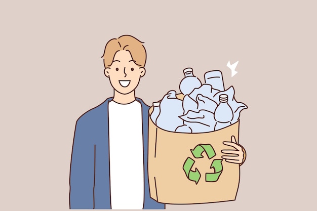 Hombre sonriente sostenga plástico para reciclar