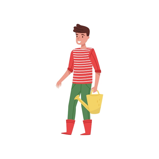 Hombre sonriente con una tina de riego amarilla en la mano Joven jardinero con suéter a rayas pantalones verdes y botas de goma rojas Personaje masculino de dibujos animados Diseño vectorial plano colorido aislado sobre fondo blanco