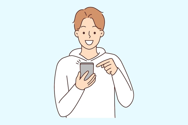 Hombre sonriente usando mensajes de texto de teléfono celular