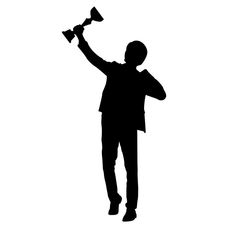 un hombre sosteniendo un micrófono y un letrero que dice que está sosteniendo una micrófona