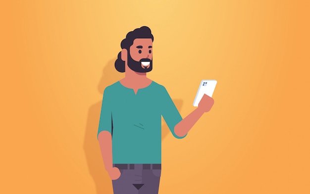 Vector hombre sujetando el teléfono móvil chico árabe utilizando teléfono inteligente aplicación móvil concepto de comunicación de medios sociales retrato masculino personaje de dibujos animados horizontal