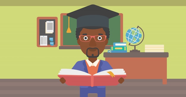 Hombre en tapa de graduación sosteniendo el libro.