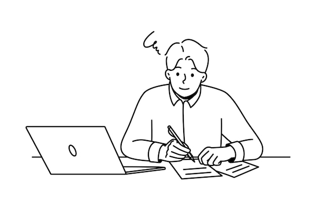 El hombre trabaja en la computadora portátil y toma notas en papel