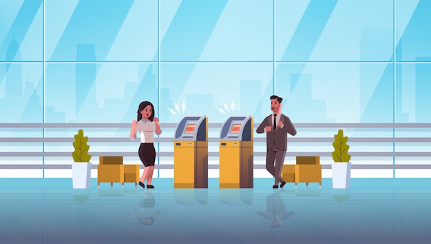 hombre triste mujer clientes cerca de cajero automático sin notificación de error de dinero transacción de crisis financiera denegada tarjeta de crédito bancaria bloqueada mal servicio en concepto de banco horizontal longitud completa