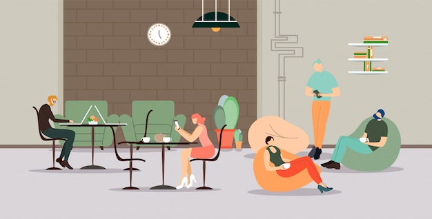 Hombres de negocios que se encuentran en el descanso para tomar café en oficina.