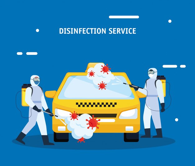 Hombres con traje protector rociando taxi con