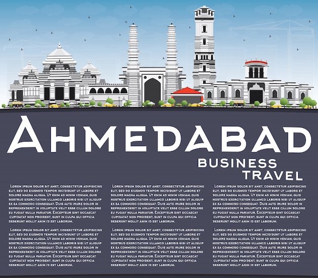 Horizonte de Ahmedabad con edificios grises, cielo azul y espacio de copia.