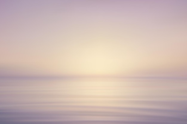 Horizonte dorado sobre la suave superficie del océano al amanecer