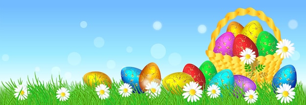 Huevos de Pascua con ornamentos dorados decorativos en hierba y canasta
