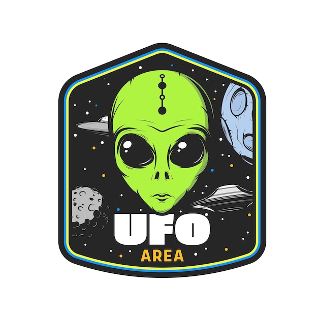 Icono de área OVNI con cara extraterrestre verde Monstruos galaxia Vida extraterrestre y alienígenas espaciales Insignia vectorial o emblema retro Pegatina vintage con platillos voladores naves espaciales en el espacio ultraterrestre