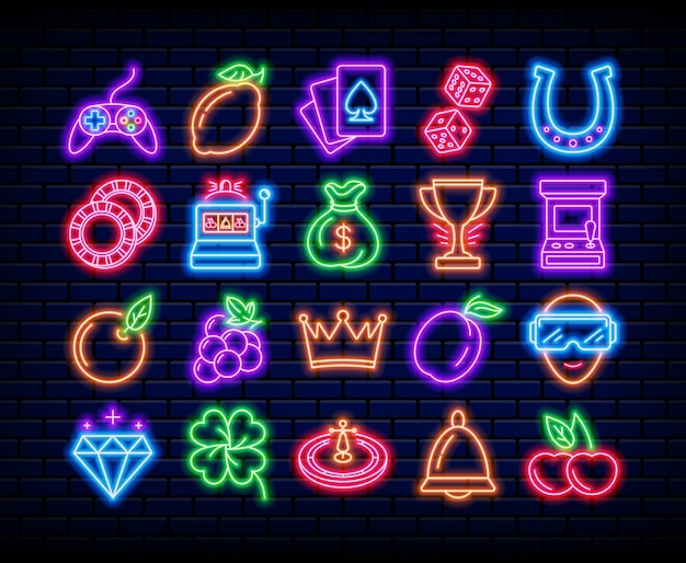 Iconos de tragamonedas de casino de neón Objetos de máquinas de luz Frutas y símbolos de fortuna Cereza luminosa y estrella Logos de barras de suerte en la pared de ladrillo Tarjetas de póquer Juego de ruleta Conjunto de logotipos de juego vectorial