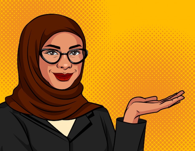 Ilustración de color en estilo pop art. mujer musulmana en una bufanda tradicional y gafas muestra algo. mujer de negocios exitosa árabe sobre fondo de punto.