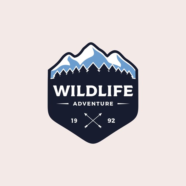 Ilustración de diseño de logotipo de insignia de aventura