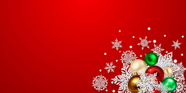 Ilustración navideña con hermosos y complejos copos de nieve de papel blanco y bolas de colores sobre fondo rojo