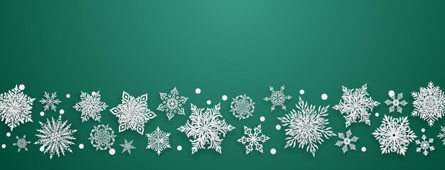 Ilustración navideña con hermosos copos de nieve de papel complejos blancos sobre fondo verde