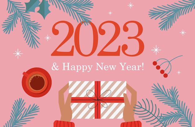 Inscripción 2023 y Feliz Año Nuevo en el fondo con ramas de abeto con estrellas, una taza de café y manos sosteniendo un regalo