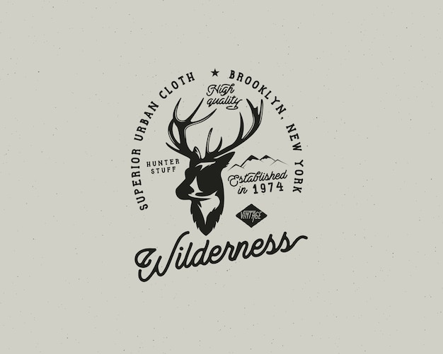 Insignia de camping vintage dibujado a mano y etiqueta de senderismo con elementos de diseño de senderismo y tipografía. Incluye cabeza de ciervo, montañas y texto de citas: desierto. Parche de estilo antiguo. Plantilla de parche rústico
