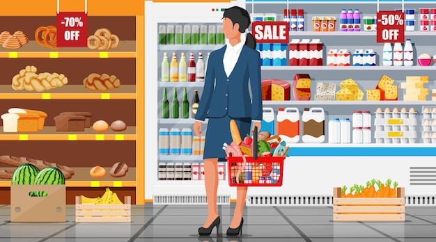 Interior de la tienda de supermercado con productos