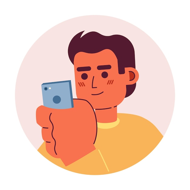 Joven adulto hispano mirando el teléfono ilustración de avatar vectorial 2D sosteniendo el móvil cara de personaje de dibujos animados masculino latino usuario de redes sociales imagen de perfil de usuario de color plano aislada en blanco