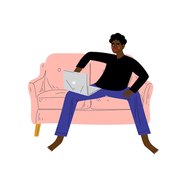 Joven afroamericano sentado en el sofá con un tipo con una computadora portátil trabajando o relajándose en casa usando una ilustración vectorial de computadora sobre un fondo blanco
