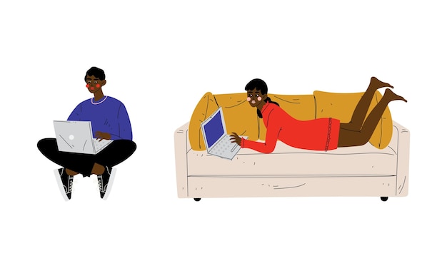 Joven hombre y mujer freelance con portátil sentados en el sofá y el suelo trabajando desde el set vectorial de casa