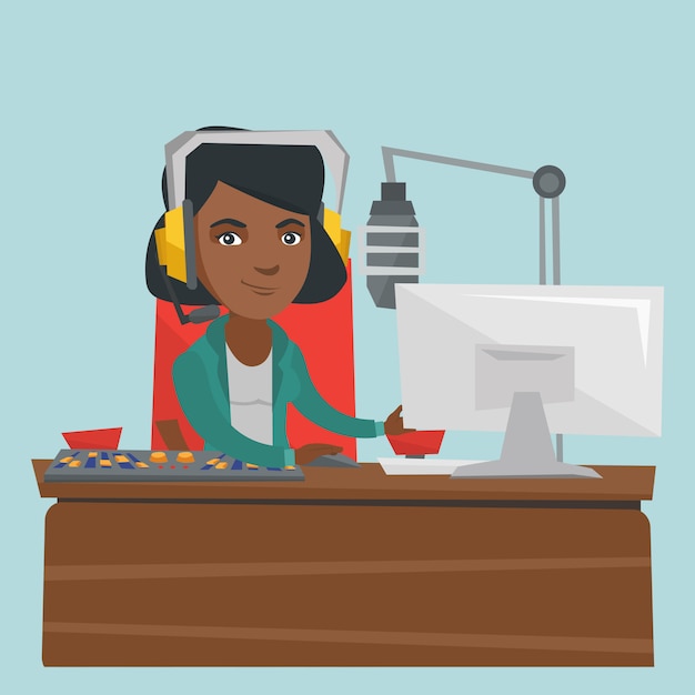 Joven mujer afroamericana dj trabajando en radio.