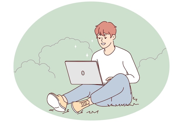 Joven sonriente sentado en la hierba en el parque trabajando en la computadora portátil tipo feliz relajarse al aire libre con la computadora