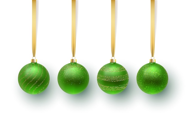 Juego de bola de navidad verde, con adorno y lentejuelas. aislado sobre fondo blanco.