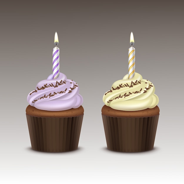 Vector juego de cupcake de cumpleaños con crema batida de color amarillo lila claro, chispas de chocolate y una vela de cerca sobre fondo