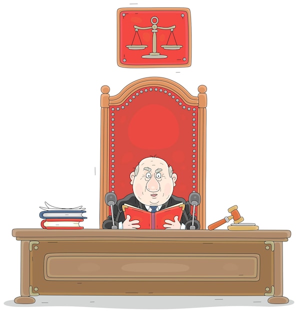Juez gracioso en su bata negra leyendo un veredicto en un escritorio con documentos en una sala de juicio
