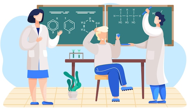 Lección de química en el aula Científico masculino explica fórmulas en una pizarra El tipo sentado con cartas en las manos Estudio de compuestos químicos Hombre en bata de laboratorio con soportes para tubos