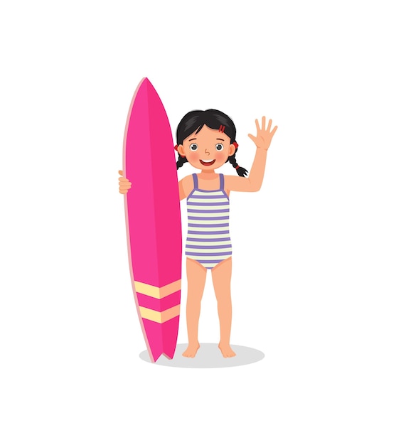 linda niña surfista sosteniendo tabla de surf agitando la mano en vacaciones de verano