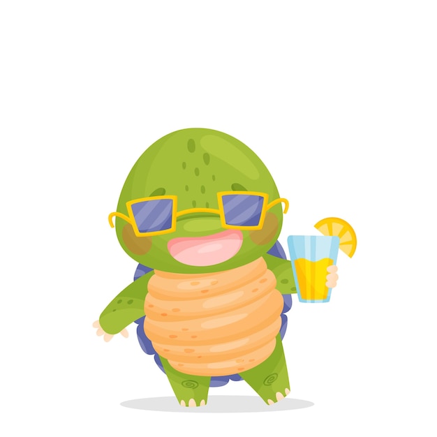 Linda tortuga verde de dibujos animados sonríe con gafas de sol en las manos de un vaso con un cóctel y limón