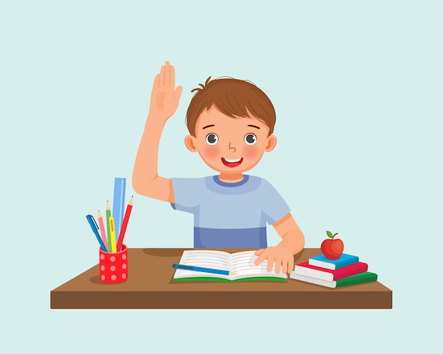 Lindo niño estudiante levantando la mano haciendo preguntas sentado en su escritorio en el aula
