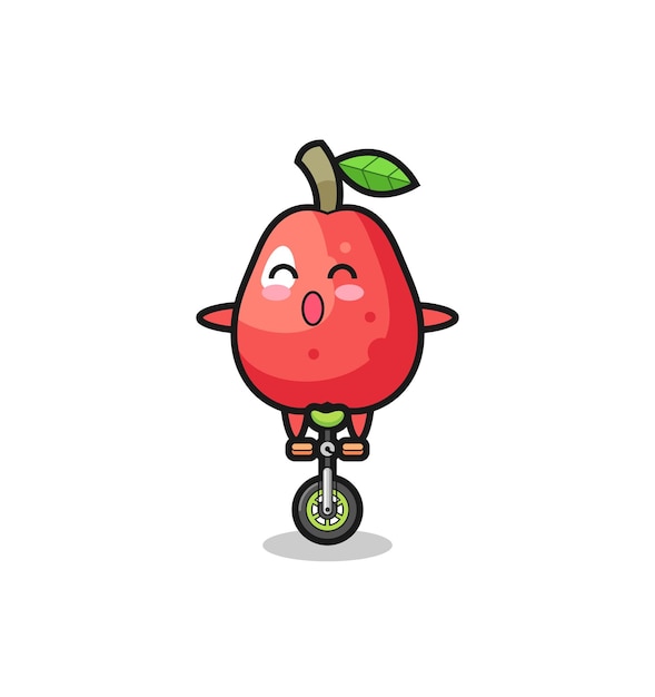 El lindo personaje de la manzana de agua está montando una bicicleta de circo.