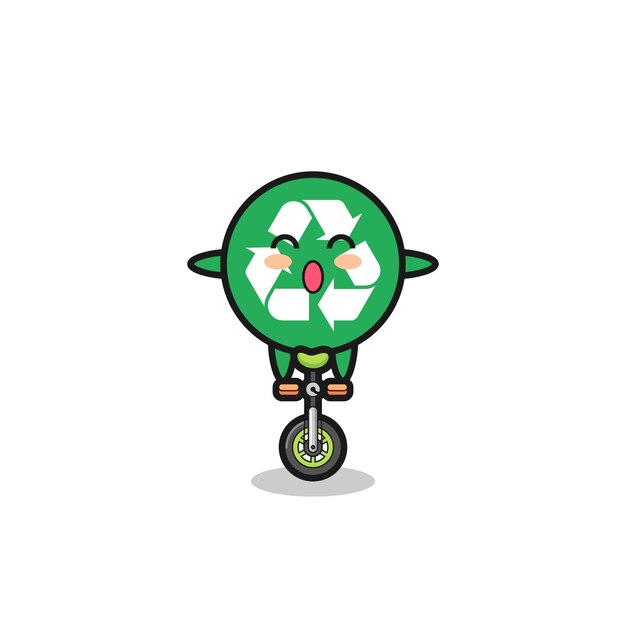 El lindo personaje de reciclaje está montando una bicicleta de circo.