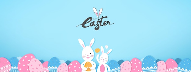 Lindos conejitos y coloridos huevos de Pascua sobre fondo de bandera azul claro