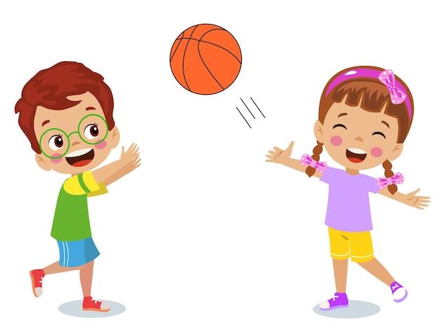Lindos niños felices jugando baloncesto