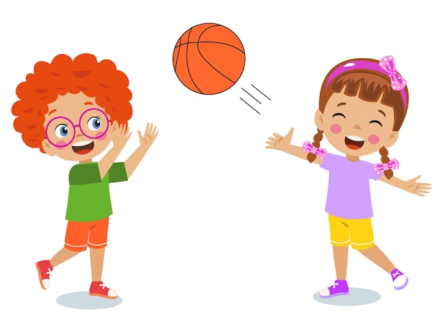 Lindos niños felices jugando baloncesto