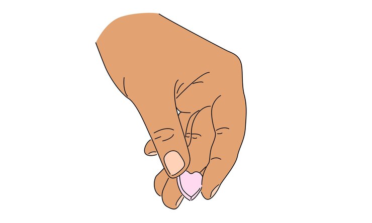Vector línea de arte color de la mano que sostiene un símbolo de corazón